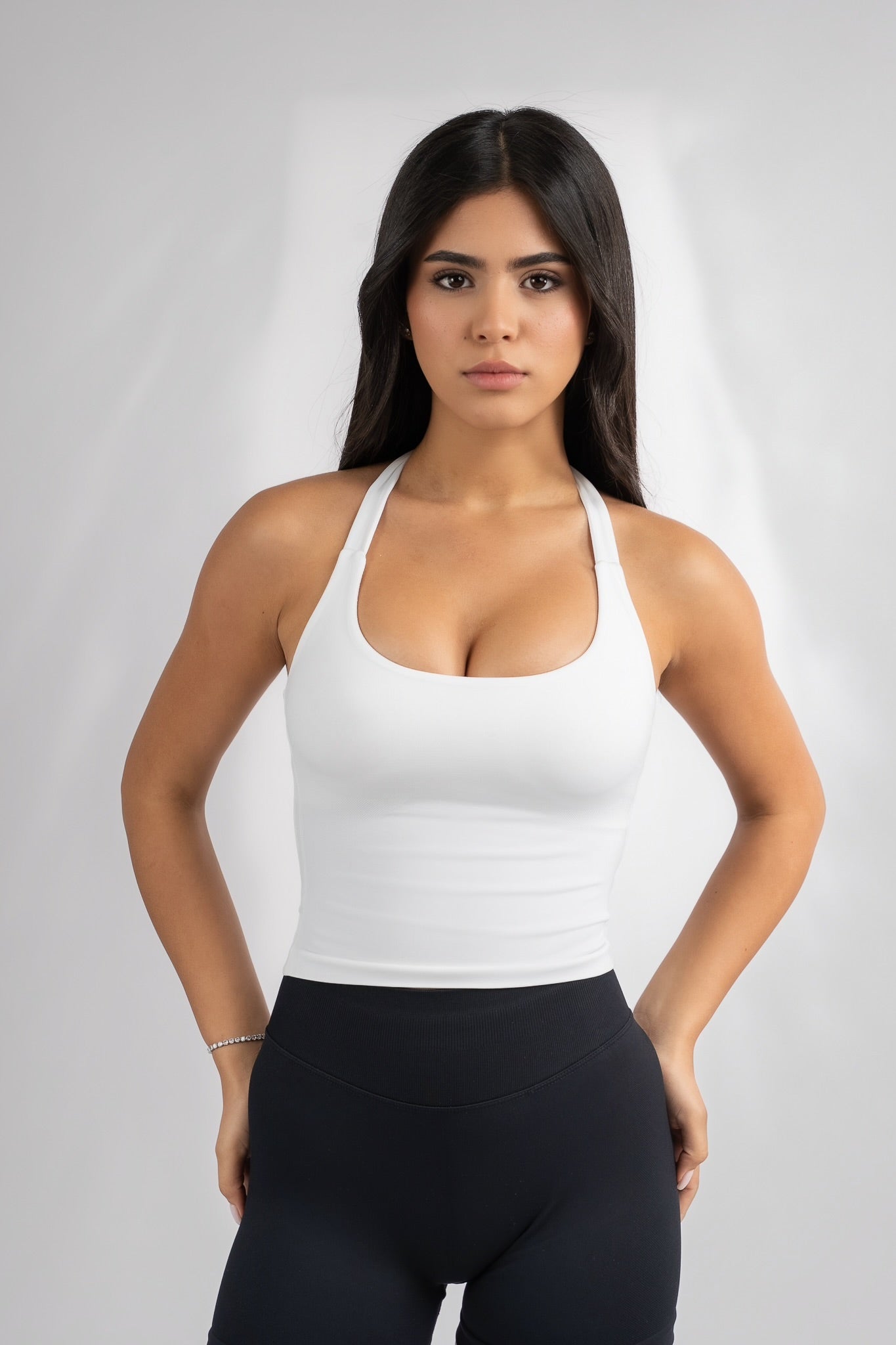 דוגמנית לובשת גופיית ספורט מחטבת בצבע לבן דגם EMBER של YARA