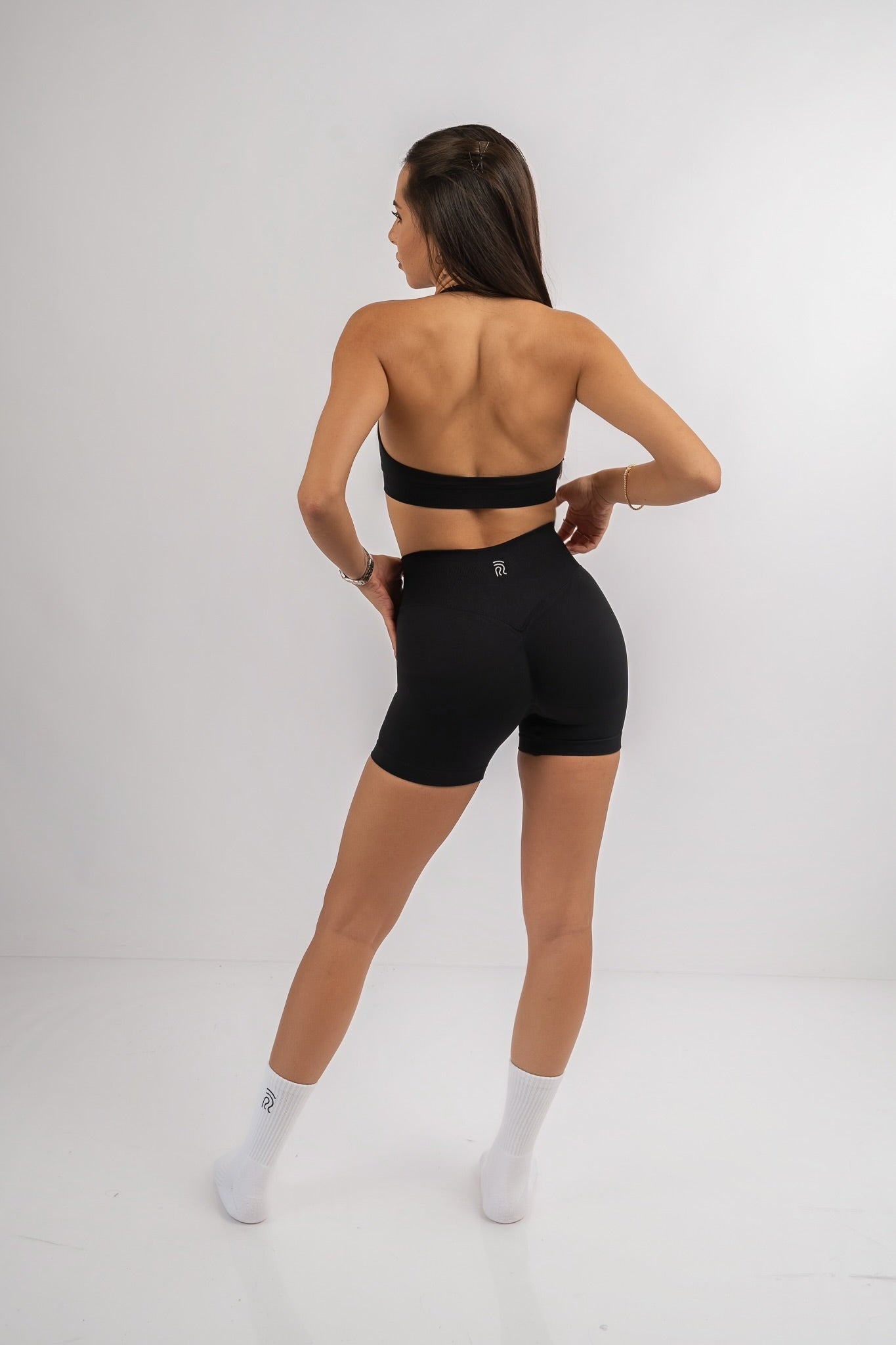 טייץ קצר מחטב EMBER של YARA בצבע שחור על דוגמנית – בד נושם, גזרה גבוהה ונוחה לאימון.
