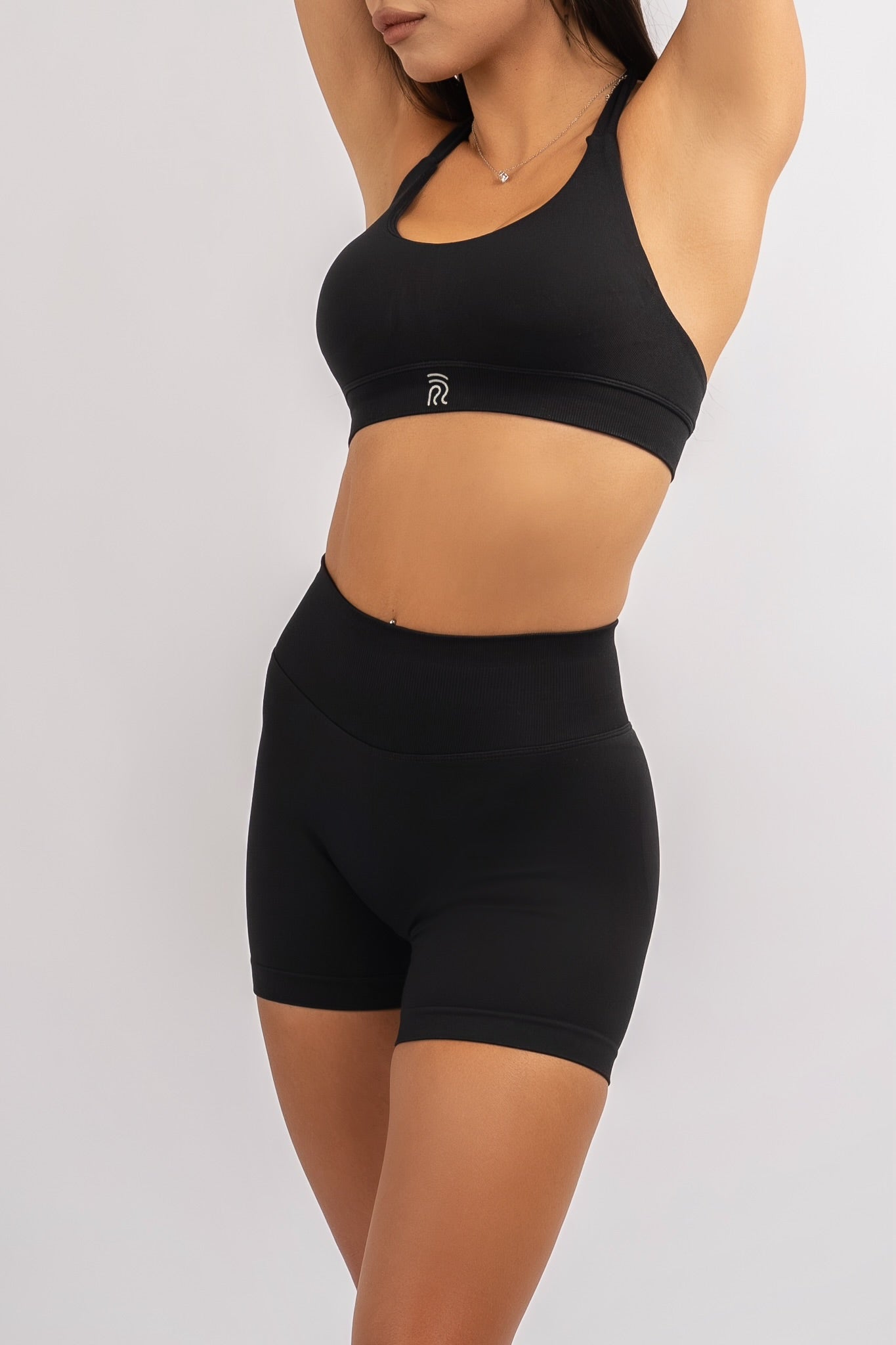 טייץ קצר מחטב EMBER של YARA בצבע שחור על דוגמנית – בד נושם, גזרה גבוהה ונוחה לאימון.
