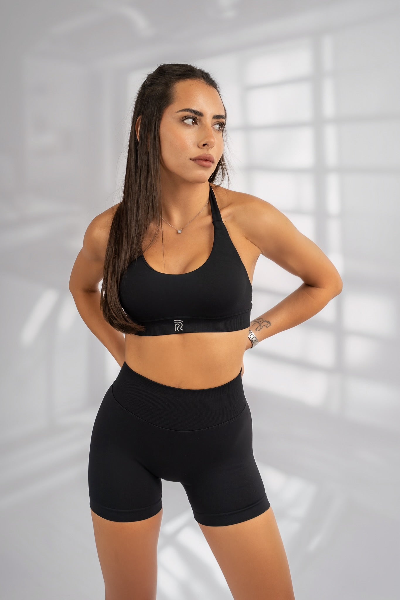 טייץ קצר מחטב EMBER של YARA בצבע שחור על דוגמנית – בד נושם, גזרה גבוהה ונוחה לאימון.
