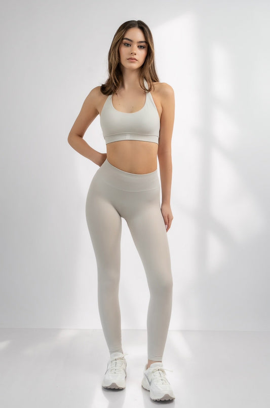 טייץ ארוך מחטב EMBER של YARA בצבע אבן על דוגמנית – בד נושם, גזרה גבוהה ונוחה לאימון.
