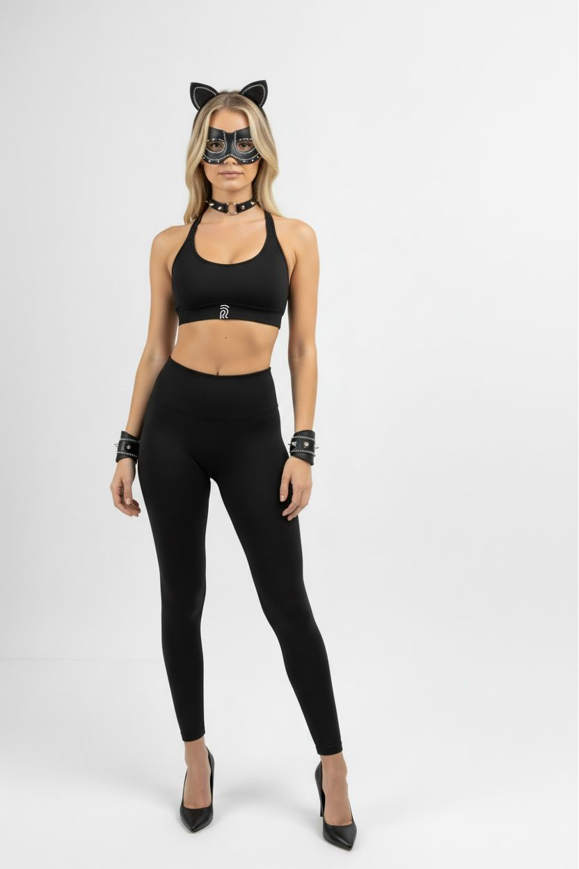 דוגמנית לובשת סט ספורט שחור של YARA כתחפושת חתולה לפורים עם מסיכה ואביזרים".